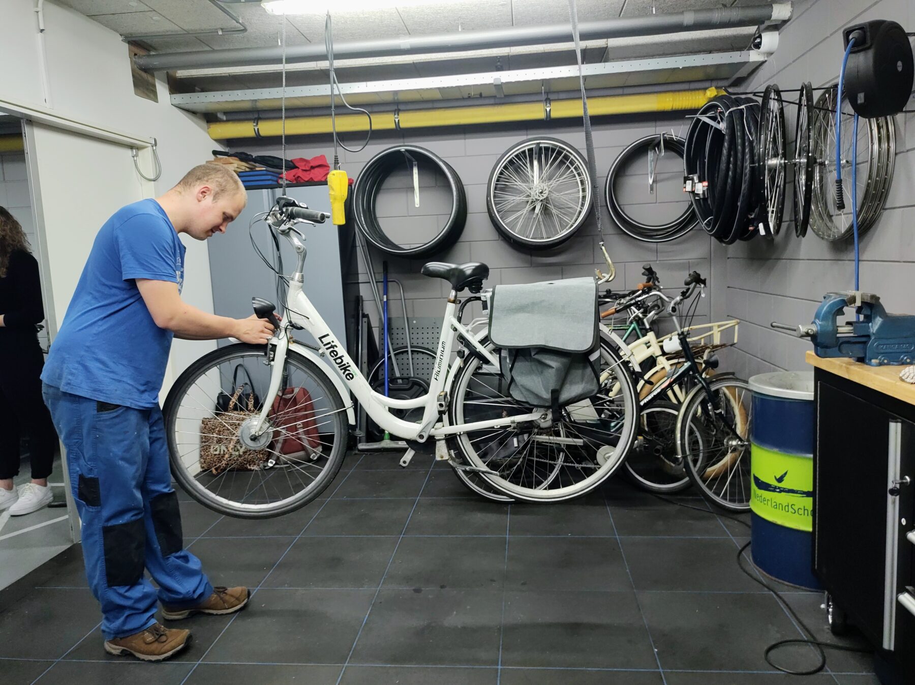 medewerker repareert fiets