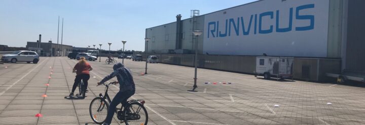 2 fietsers op parkeerdek Rijnvicus