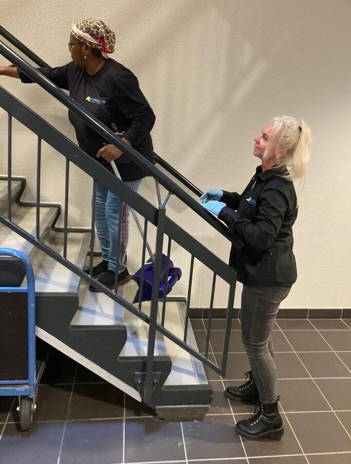 2 mensen maken schoon op een trap