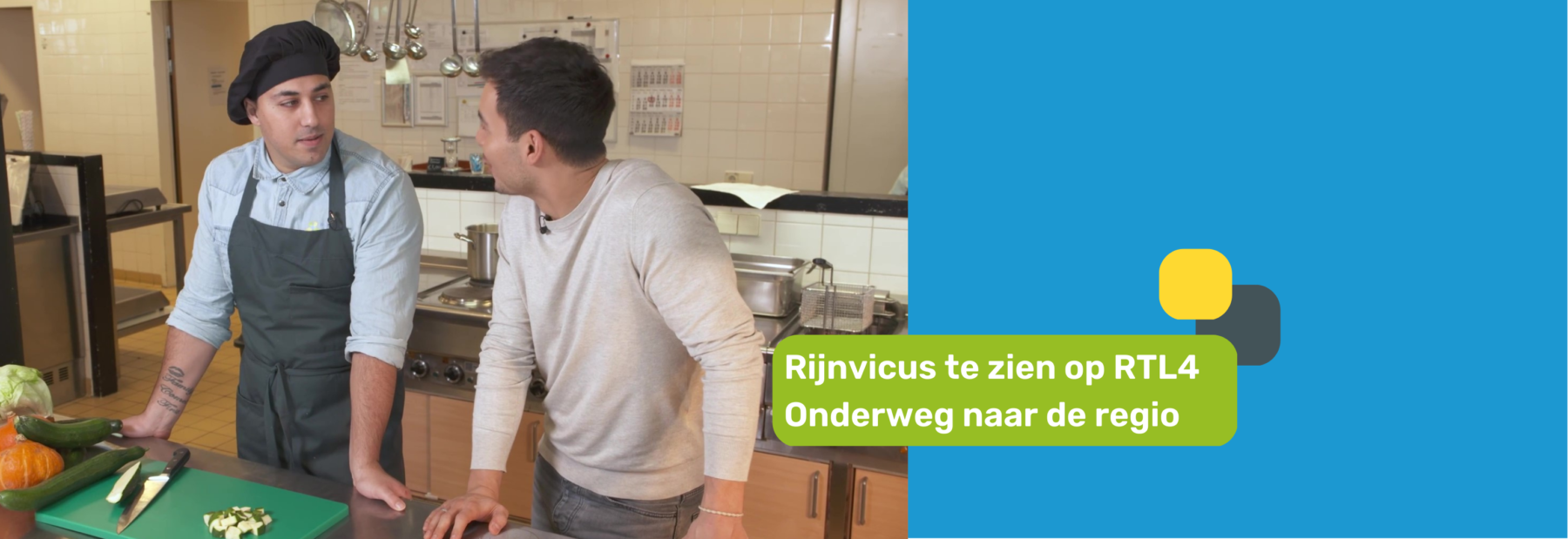 Hamza en presentator in de keuken van het bedrijfsrestaurant bij Rijnvicus