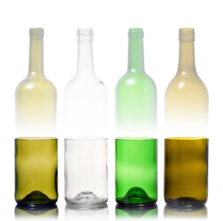 4 gekleurde glazen op rij, gemaakt van wijnfles