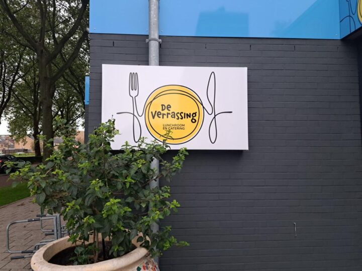 gevel en nieuw logo (bord, mes en vork)van lunchroom de verrassing, vernieuwd