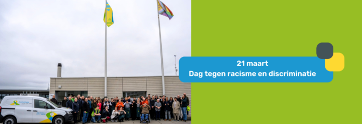 veel collega's van Rijnvicus op een groepsfoto bij hijsen mensenrechtenvlag